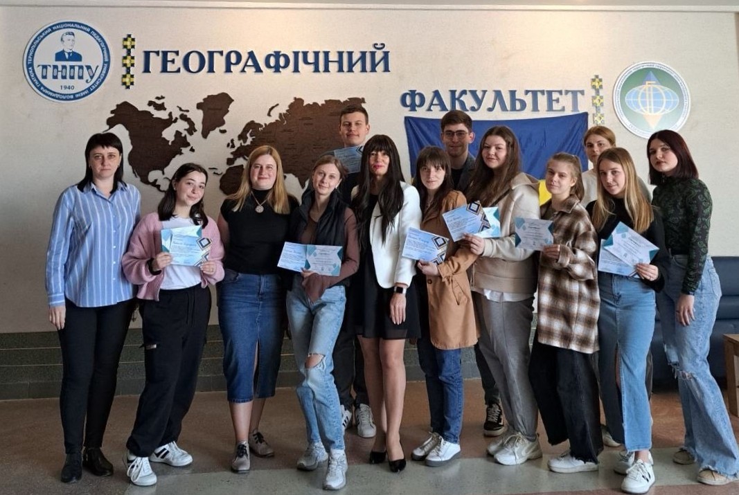 Учасники заходу після вручення сертифікатів